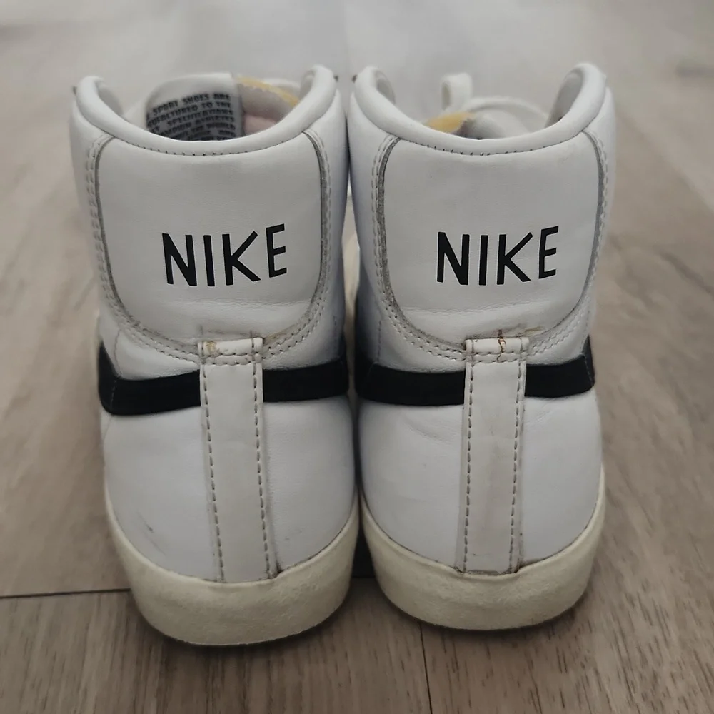 Nike Blazer Mid '77 Womens Shoes